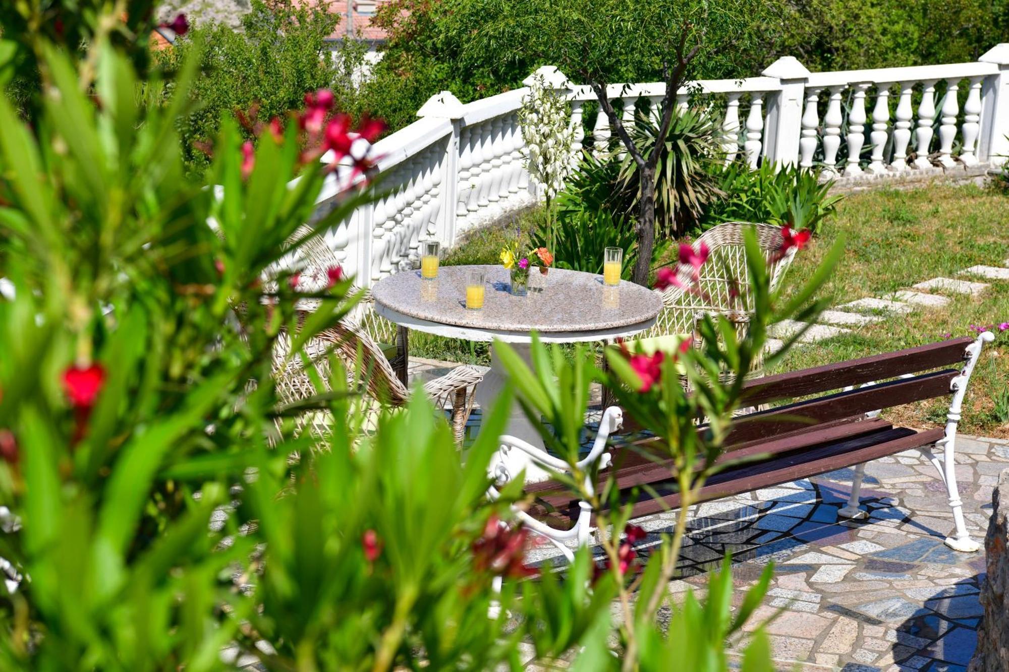 Villa Lilly Цезарица Екстериор снимка
